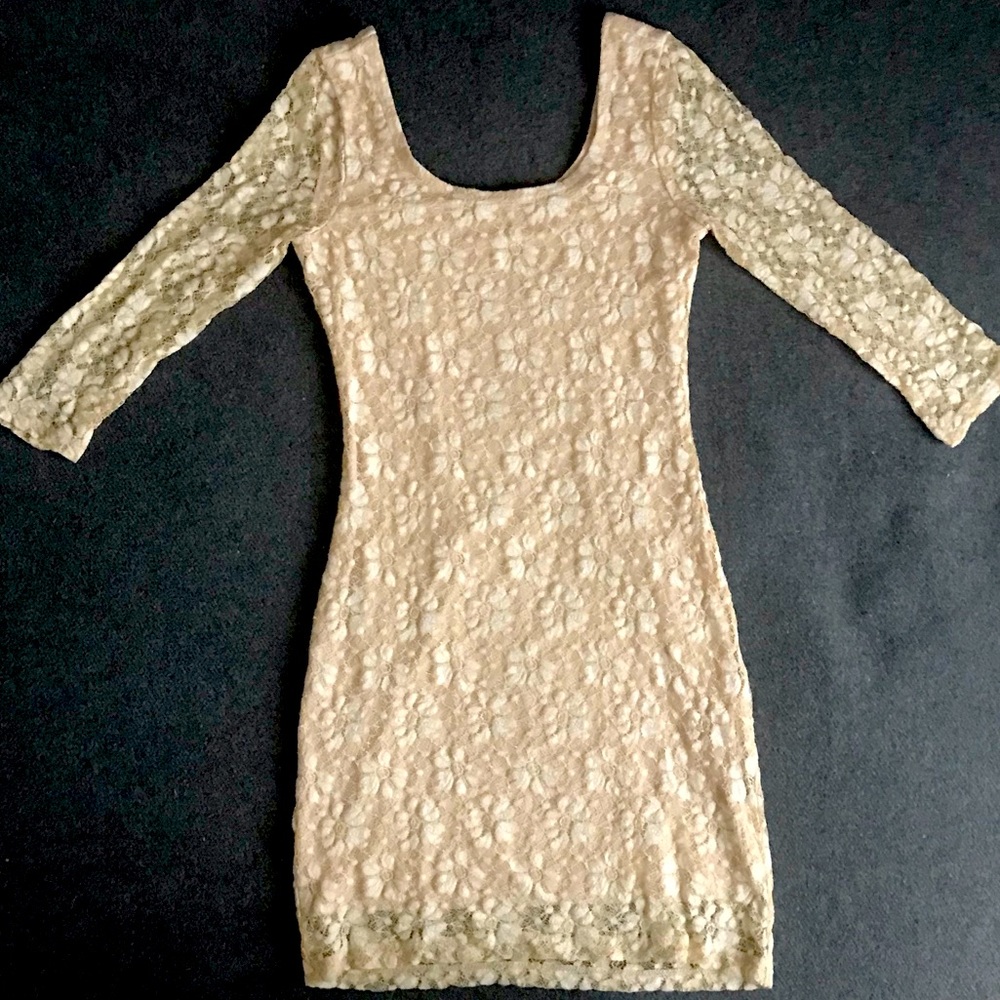 Lace Mini Dress Fitted Bodycon Low Back 3/4 Sleeve Beige Cream Size 4
